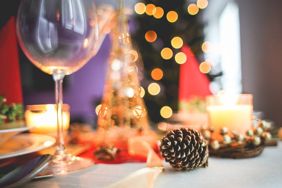 photo-christmas-table-decoration-close-up